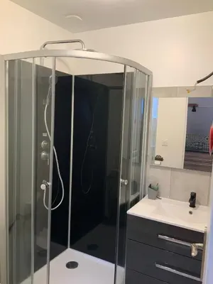 Salle de bains dans l'établissement Apparemment Parigne l’évêque