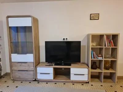 Télévision ou salle de divertissement dans l'établissement Appartements avec piscine