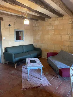 Coin salon dans l'établissement L’escale Troglo au bord de la Loire