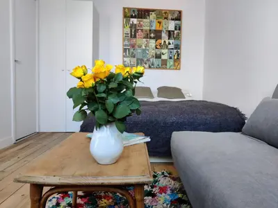 Coin salon dans l'établissement Terrasse 25m - Flat Cosy & Calme - 5 min Gare & Vinci