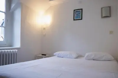 Un ou plusieurs lits dans un hébergement de l'établissement Hôtel Du Bellay