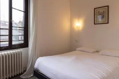 Un ou plusieurs lits dans un hébergement de l'établissement Hôtel Du Bellay