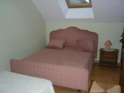 Un ou plusieurs lits dans un hébergement de l'établissement Corps de ferme restauré avec terrasse, 2 chambres, grande douche italienne et terrain de pétanque - FR-1-410-344
