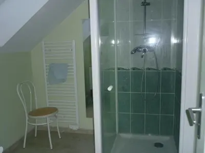 Salle de bains dans l'établissement Corps de ferme restauré avec terrasse, 2 chambres, grande douche italienne et terrain de pétanque - FR-1-410-344