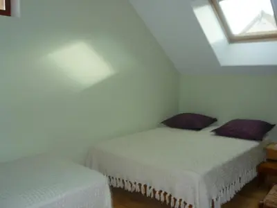 Un ou plusieurs lits dans un hébergement de l'établissement Corps de ferme restauré avec terrasse, 2 chambres, grande douche italienne et terrain de pétanque - FR-1-410-344