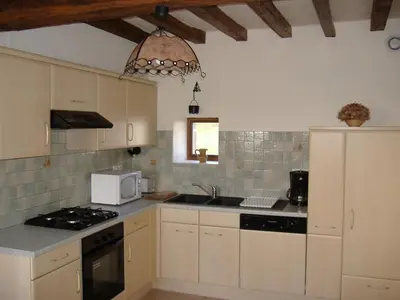 Cuisine ou kitchenette dans l'établissement Ancien corps de ferme restauré avec jardin clos, proche A11, 3 chambres, barbecue, calme garanti - FR-1-410-343