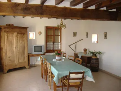 Télévision ou salle de divertissement dans l'établissement Ancien corps de ferme restauré avec jardin clos, proche A11, 3 chambres, barbecue, calme garanti - FR-1-410-343