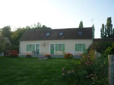 Jardin de l'établissement Ancien corps de ferme restauré avec jardin clos, proche A11, 3 chambres, barbecue, calme garanti - FR-1-410-343