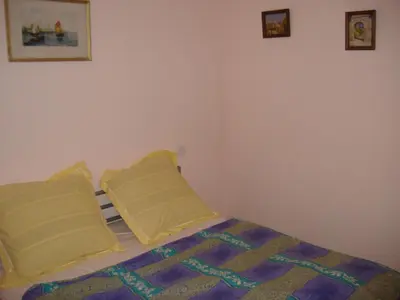 Un ou plusieurs lits dans un hébergement de l'établissement Ancien corps de ferme restauré avec jardin clos, proche A11, 3 chambres, barbecue, calme garanti - FR-1-410-343