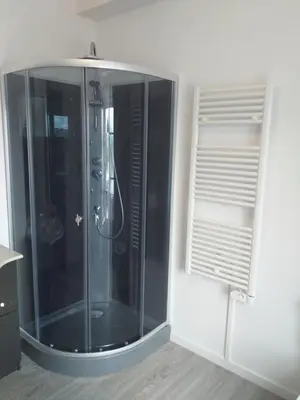 Salle de bains dans l'établissement STUDIO NOYANT VILLAGES