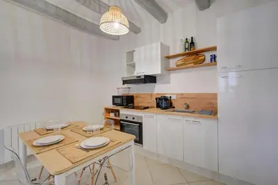 Cuisine ou kitchenette dans l'établissement Le Chambord Beautiful half-timbered house with terrace