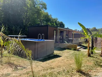 Jardin de l'établissement Vinéa Cottages - Hébergements Touristiques, Terrasse et Piscine privative