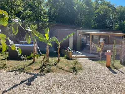 Jardin de l'établissement Vinéa Cottages - Hébergements Touristiques, Terrasse et Piscine privative