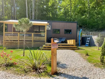 Jardin de l'établissement Vinéa Cottages - Hébergements Touristiques, Terrasse et Piscine privative