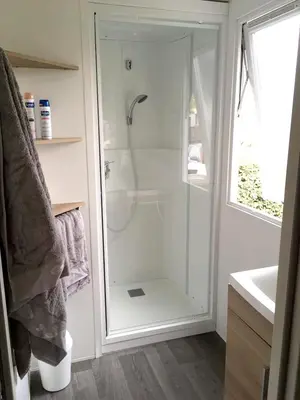 Salle de bains dans l'établissement Bungalow cosy à Onzain avec terrasse & piscine partagée