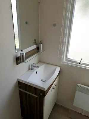 Salle de bains dans l'établissement Bungalow cosy à Onzain avec terrasse & piscine partagée
