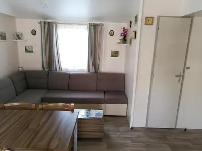 Coin salon dans l'établissement Bungalow cosy à Onzain avec terrasse & piscine partagée