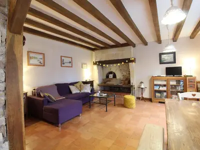 Coin salon dans l'établissement Jolie maison en pierre avec jardin privatif, proche de la Loire et des châteaux, animaux bienvenus - FR-1-622-23