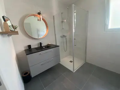 Salle de bains dans l'établissement Maison Grands Espaces Calme Jardin/Bois proche 24h du Mans