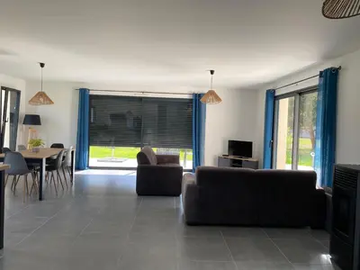 Télévision ou salle de divertissement dans l'établissement Maison Grands Espaces Calme Jardin/Bois proche 24h du Mans