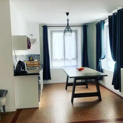 Cuisine ou kitchenette dans l'établissement Logement 8 personnes à St Aignan centre