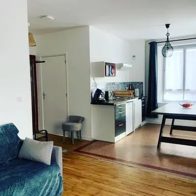 Cuisine ou kitchenette dans l'établissement Logement 8 personnes à St Aignan centre