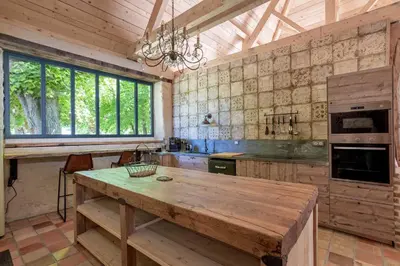 Cuisine ou kitchenette dans l'établissement Manoir de la Mazeraie lodge de luxe Loire Valley