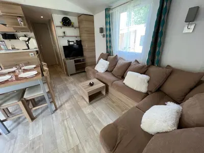 Cuisine ou kitchenette dans l'établissement Mobil-Home 4 étoiles avec piscine proche de Blois
