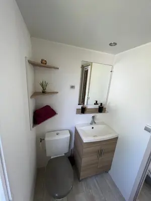 Salle de bains dans l'établissement Mobil-Home 4 étoiles avec piscine proche de Blois