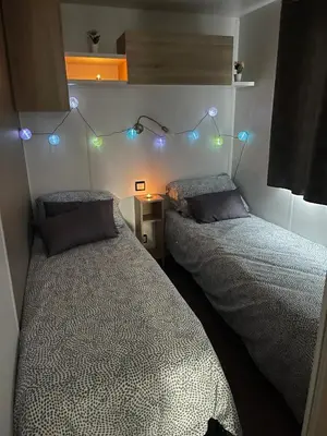 Un ou plusieurs lits dans un hébergement de l'établissement Mobil-Home 4 étoiles avec piscine proche de Blois