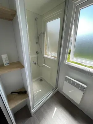 Salle de bains dans l'établissement Mobil-Home 4 étoiles avec piscine proche de Blois