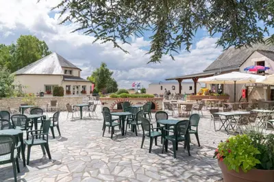 Restaurant ou autre lieu de restauration dans l'établissement Mobil-Home 4 étoiles avec piscine proche de Blois