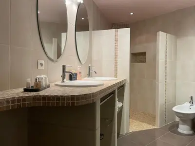 Salle de bains dans l'établissement Le Cottage d'Eleanor gîte de charme avec spa Jacuzzi privé