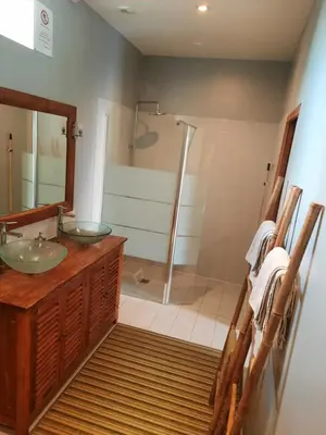 Salle de bains dans l'établissement La Maison Genevier - Chambre Marguerite