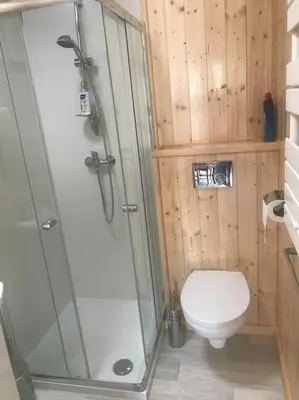 Salle de bains dans l'établissement Gîte chalet-piscine 