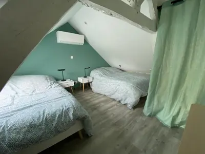 Un ou plusieurs lits dans un hébergement de l'établissement Logement Loire climatisé, La Halte de Cuze, aux abords de la Loire a vélo