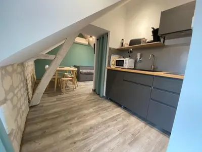 Cuisine ou kitchenette dans l'établissement Logement Loire climatisé, La Halte de Cuze, aux abords de la Loire a vélo
