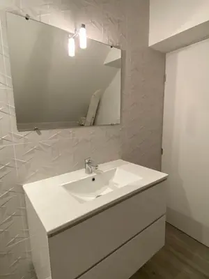 Salle de bains dans l'établissement Logement Loire climatisé, La Halte de Cuze, aux abords de la Loire a vélo