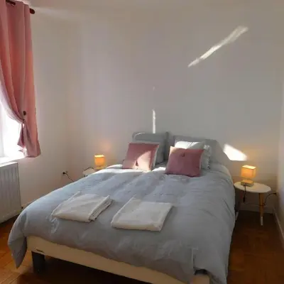 Un ou plusieurs lits dans un hébergement de l'établissement Appartement situé en centre ville de Saint Aignan