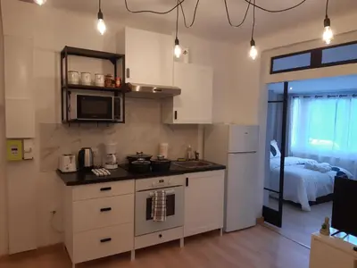 Cuisine ou kitchenette dans l'établissement T2 tout confort, GP / Moto / 24h / Le Mans Classic