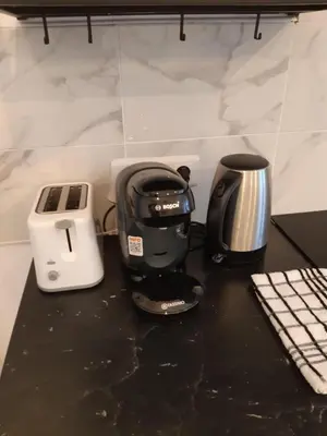 Cuisine ou kitchenette dans l'établissement T2 tout confort, GP / Moto / 24h / Le Mans Classic