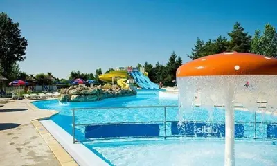Piscine de l'établissement Camping 4* 3 CH 2 SDB- Lave linge- Lave vaisselle ou située à proximité