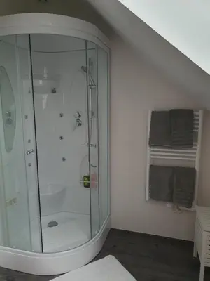 Salle de bains dans l'établissement La Bélinoise, à proximité du circuit des 24h