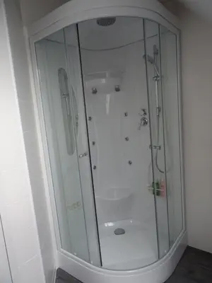 Salle de bains dans l'établissement La Bélinoise, à proximité du circuit des 24h