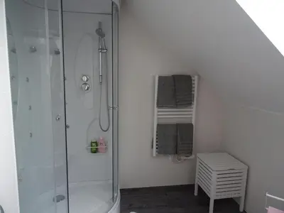 Salle de bains dans l'établissement La Bélinoise, à proximité du circuit des 24h
