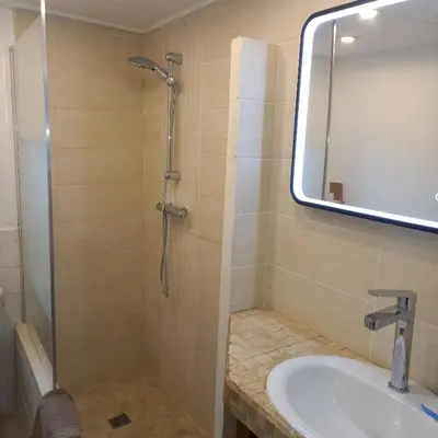 Salle de bains dans l'établissement Troglo De Denise