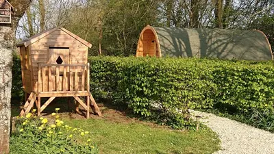 Jardin de l'établissement Cabane en bois avec bain nordique