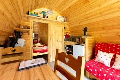 Cuisine ou kitchenette dans l'établissement Cabane en bois avec bain nordique