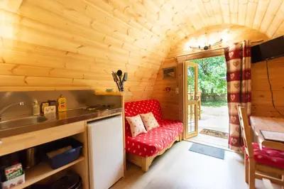Cuisine ou kitchenette dans l'établissement Cabane en bois avec bain nordique