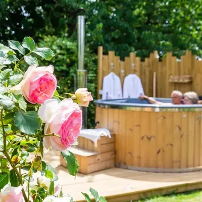 Cabane en bois avec bain nordique